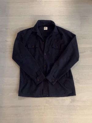 John Henric Overshirt  - Riktigt fet mörkblå overshirt från John Henric i perfekt skick🙏 Perfekt till våren som snart kommer! Mer frågor privat.