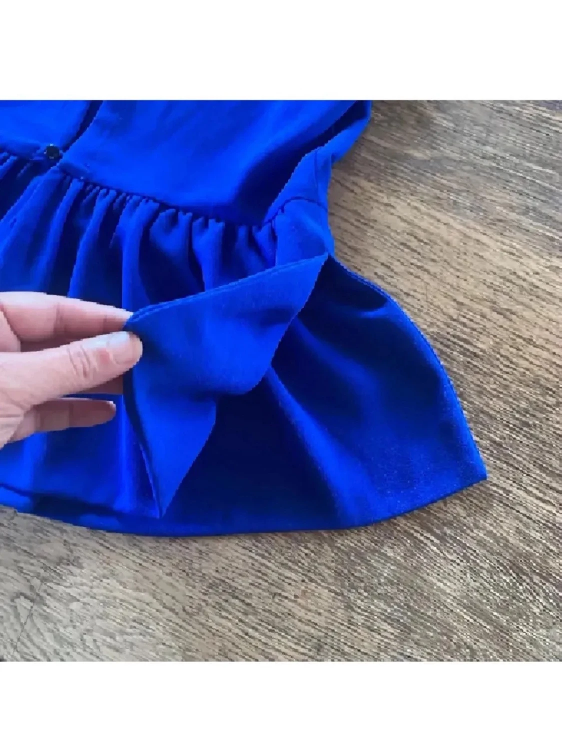 Kornblå ärmlös blus med volang - 3