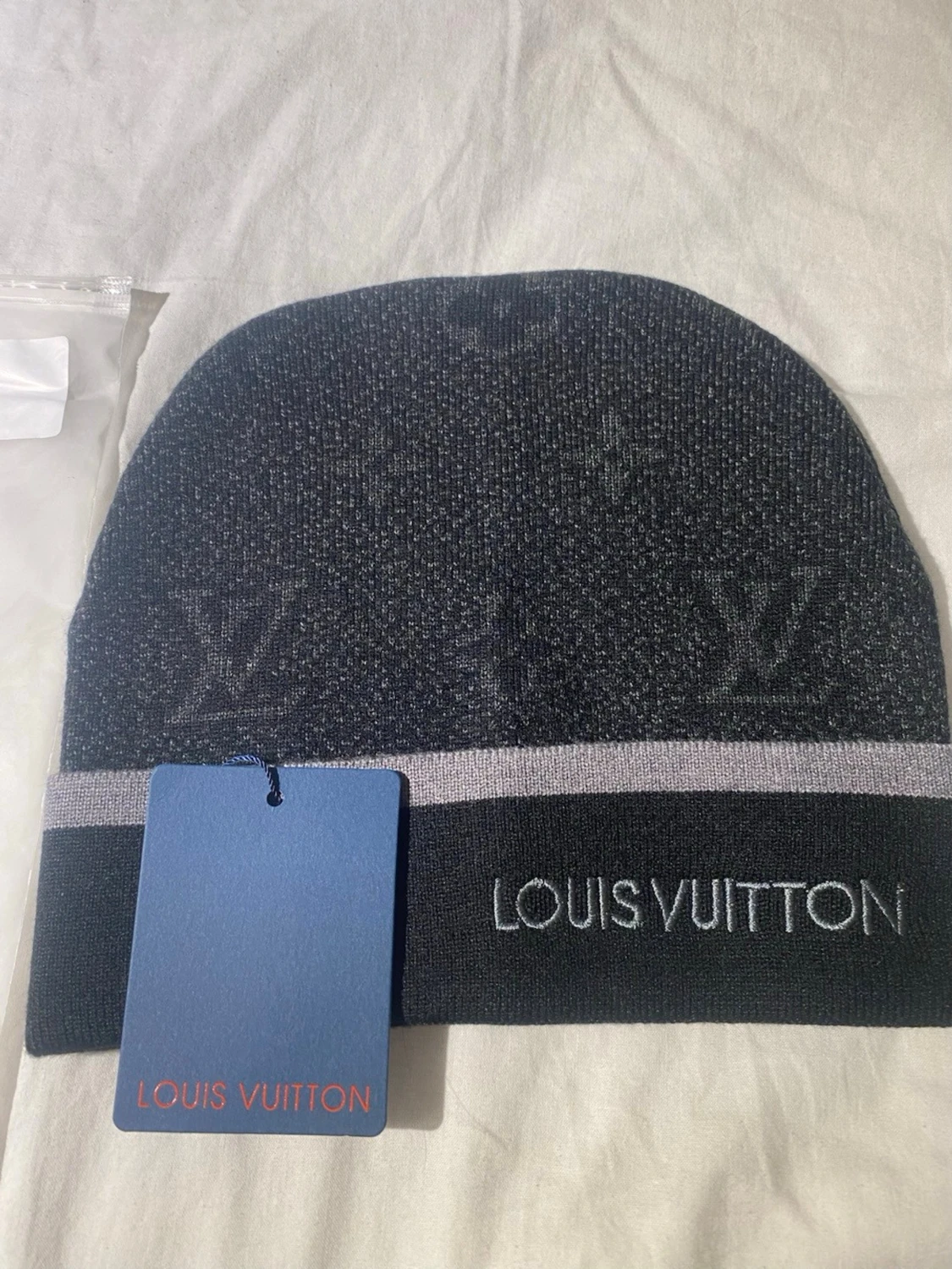 Svart grå mössa med logga - 1