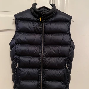 Väst från Parajumpers - Väldigt snygg mörkblå väst från Parajumpers. Västen är använd ett fåtal gånger och är i nyskick.  Stl S i Juniorstorlek som motsvarar 152. 