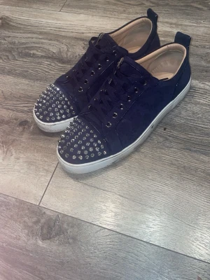 Mörkblå Christian Louboutin - Säljer ett par mörkblå sneakers från Christian Louboutin. Väldigt schysst loubtins. Dustbags medföljer storlek:44 passar även 43 hör av er om ni har några frågor eller funderingar 