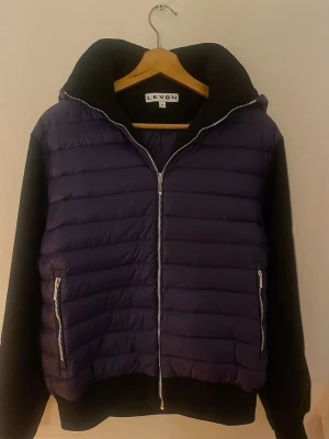 Levon cardigan Storlek M - Helt ny levon jacka, inte använd. Modellen är 180 cm lång. 