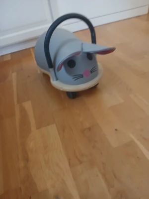 Whelly bug mouse roller - Bilderna visar en leksak i form av en mus med hjul. Perfekt nu till julafton eller födelsedag till ditt yngre barn.