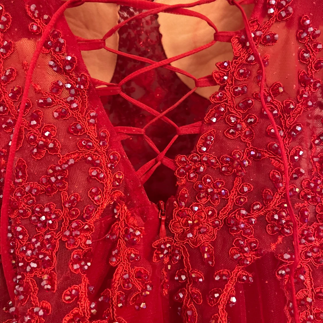 Röd glittrig balklänning med spets - 4