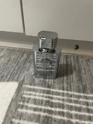 Night Club Silver EdP 100ml - Night Club Silver från Fragrance World är en Eau de Parfum på 100 ml. Flaskan är helt full. Finns i Göteborg att hämta