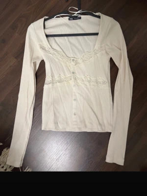 Zara topp  - Topp från Zara med spetsdetaljer! Sjukt söt men tyvärr för liten för mig. Jag har aldrig använt den men den är köpt second hand!💝