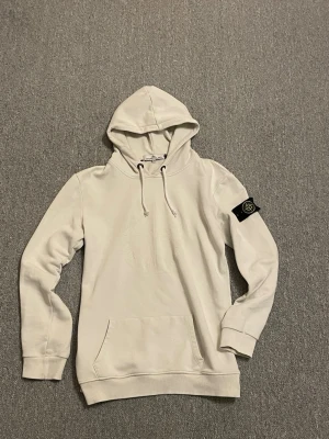 Stone Island hoodie  - Snygg Stone Island hoodie till bra pris🙌 Skriv vid frågor eller funderingar! (Tvättar självklart när du köper) 😉