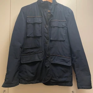 Field jacket från Massimo Dutti - Säljer nu denna fräsha field jacket från Massimo dutti. Storlek S. Pris kan diskuteras vid snabb affär