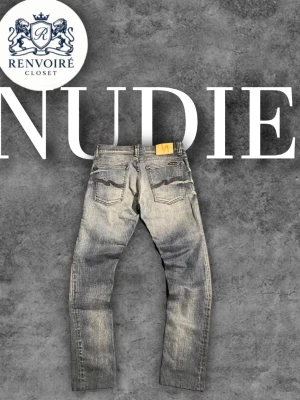 Nudie Jeans slim fit - Säljer ett par Nudie Jeans i mörkblå tvätt med klassiska bakfickor och kontrastsömmar. Jeansen har slim/rak passform och är tillverkade i slitstarkt denimtyg. Omsydda där nere av skräddare så de är ej 34 i längd, runt 30-32 waist  28