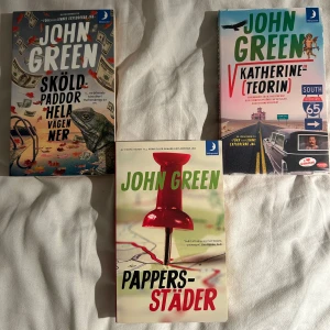 Pappersstäder, Sköldpaddor hela vägen ner, Katherine teorin  - Tre böcker av John Green. Alla är i mycket bra skick, Katherine teorin är helt ny! 10kr/st. Säljer massa fler böcker så kolla gärna in dem! 