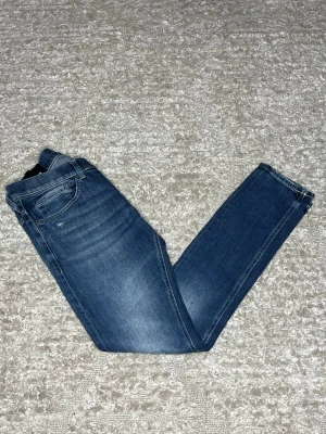 Dondup George  - Hej jag säljer ett par Dondup George i nyaste modellen. Jeansen i riktigt snygg blå färg med slitningar perfekt för dig som vill ha ett par kvalitetsjeans med grym passform. Nypris ≈4000kr, mitt pris 899kr.  Skick: 9/10 Storlek: W30 Midja: 38cm Lår: 23cm Ytterlängd: 101cm Innerlängd: 76cm  Skriv gärna om du vill ha fler bilder eller har frågor!