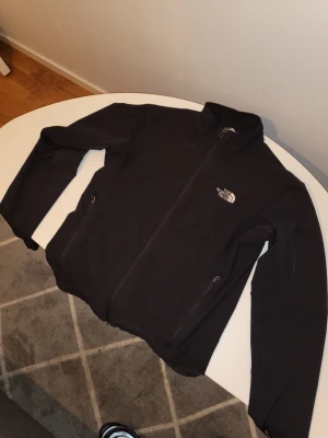 The nort face  - Storlek S, gott skick! Sjukt skönt material funkar som både jacka och tröja 
