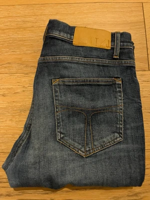 Tiger of Sweden jeans slim - Tiger of Sweden jeans storlek 31/32. De har blivit lagade vid det stället som är markerat på bild 5, känns av lite grann men inte som syns eller stör. 