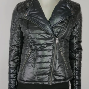 Superluffare helt ny täckjacka från Desires. Storlek S. Ordpris 799kr. - Helt ny täckjacka i storlek S. Från Desires. Ordpris. 799kr. 