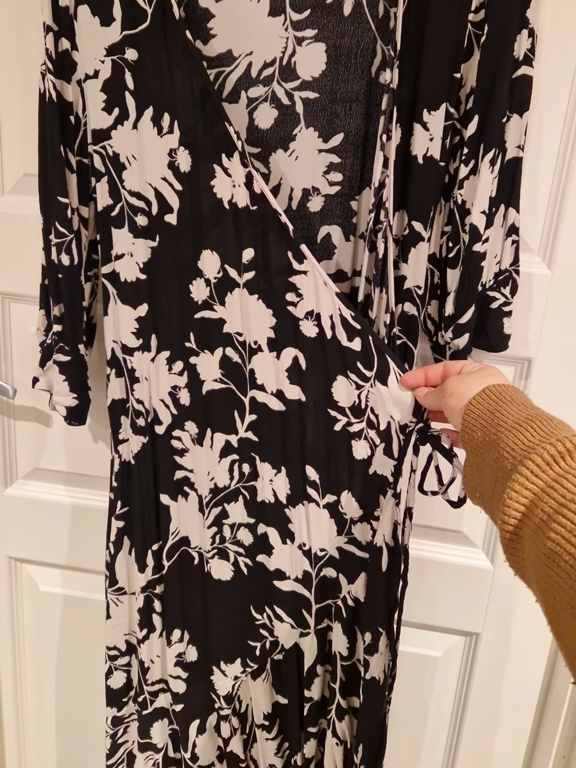 Svartvit omlottklänning Johanna Ortiz x H&M