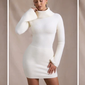 SLUTSÅLD stickad poloklänning OhPolly ”Marta” - Superfin vit stickad kortklänning med polokrage och långa vida ärmar. Formar kroppen SÅ snyggt, och är helt oanvänd. Slutsåld i XXS, nypris 925kr. Heter ”Marta Ribbed-Knit Turtleneck Mini Jumper Dress in Ivory” from Oh Polly🤍🤍