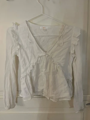 Långärmad sommarblus från ginatricot - Långärmad sommarblus från ginatricoti storlek 146-152.