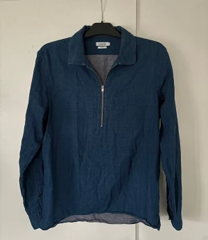J.lindeberg jeanskjorta - Denna ursnygg och unika J.lindeberg jeansskjorta i storlek L säljes. Utmärkt skick och väldigt snygg och skön på. Inga inga håll eller fläckar och tveka inte vid minsta fråga eller fundering!