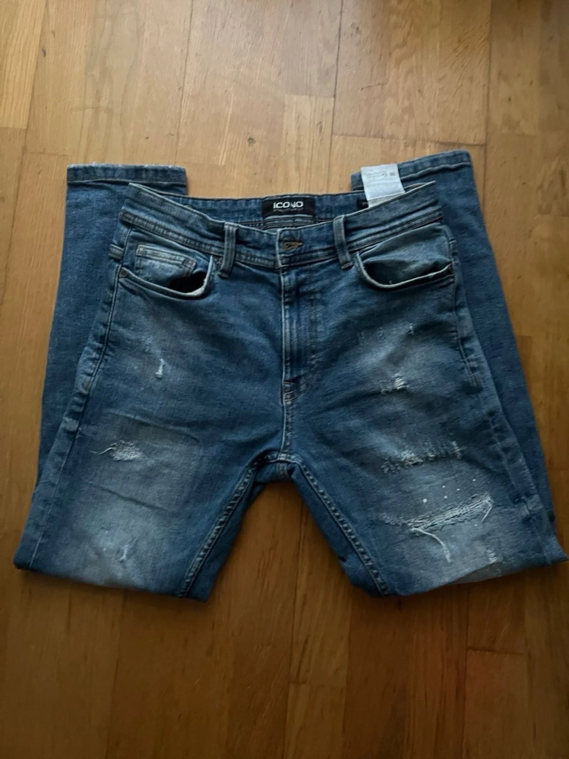 Blå jeans med slitningar