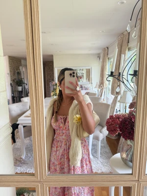 Blommig långklänning med smock hm - Supersöt långklänning med blommigt mönster från hm. Klänningen har smockad överdel, tunna axelband och voluminös kjol. 