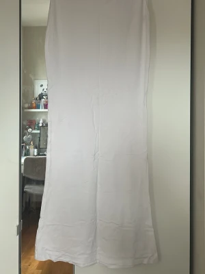 Vit långkjol från Bikbok XS - Säljer en stilren vit långkjol från Bikbok i storlek XS. Använd fåtal gånger. Går ner till anklarna på mig som är 168 cm, men går att justera längd då det är resår i midjan så man kan ha kjolen högre eller lägre beronde på vad man föredrar❤️
