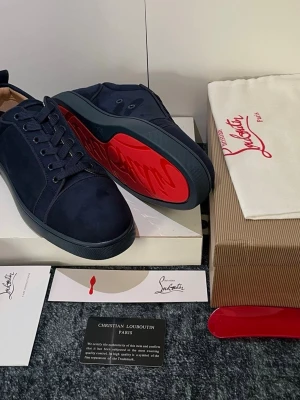 Christian Louboutin - Säljer ett par mörkblåa sneakers från Christian Louboutin. Skorna har fettttta blodiga sulor🩸🤙, Perfekta för sommar ☀️ Pris kan diskuteras🙌