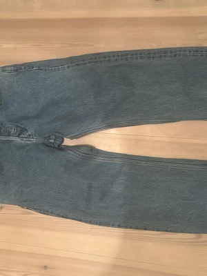 Levi's 501 blå jeans straight fit - Klassiska Levi's 501 jeans i blå denim med rak passform och fem fickor. Byxorna har normal midja och är tillverkade i slitstarkt bomullsmaterial. Perfekt för dig som gillar tidlös stil och vill ha ett par jeans som funkar till allt.