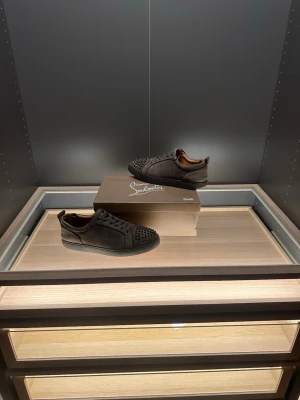 Christian Louboutin  - Christian louboutins i färgen grå med spikar ut sidan är i bra skicka men insidan av skon ser man lite användning på men inget som påverkar utseende dirket och de är även fortfarande sköna att gå med. Dem är köpt på Dubai Mall i Dubai, det finns kvitto se sista bilden. Hör av er vid frågor eller funderingar och som alltid är priset ej hugget i sten.