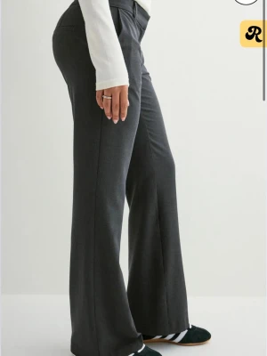 Grå kostymbyxa - Grå kostymbyxor från Nelly, säljer då de är för små för mig, använt 2-3 gånger 