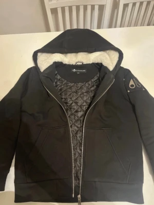 Moose Knuckles Bunny - En varm moose Knuckles Bunny kofta som även kan användas som en jacka är perfekt för dig som vill glida runt med stil under vintern! Den är använd men är i bra skick och har inga hål eller slitningar någonstans! Har även NFC tagg som visar att den är autentisk!