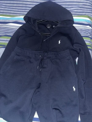 Polo ralph lauren - Säljer min polo dress då den inte kommer till användning har haft på mig den 2 gånger och är som ny  koftan är i Xs men sitter som S och byxorna i S kvitto finns om det behövs