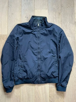 Woolrich windbreaker  - Riktigt schysst jacka från woolrich. Skicket är riktigt bra då det inte finns tecken på några defekter. Storleken är på M och prislappen ligger på 999kr så passa på