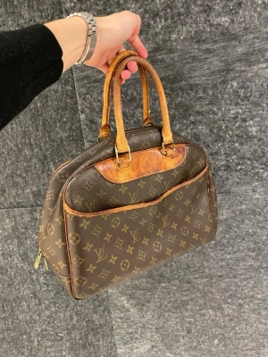 Louis Vuitton - Hej! Säljer nu denna super fina Louise Vuitton väska, den är vintage! Alltså en äldre modell, fint skick med några små defekter! Hör av dig vid frågor 