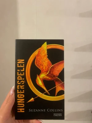 Hunger spelen  - Klassisk bok, perfekt julklapp. Aldrig läst så helt ny! Skickar samma dag eller den kommande dagen- 