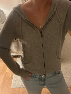 Stickad zip hoodie - Från Davida. Grå stickad hoodie. Finns en defekt som kan skcika bild på men annars är den i väldigt bra skick!❤️