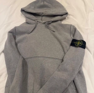 ÄKTA Stone Island hoodie  - Yo, säljer nu min Stone Island hoodie då den inte används. Äkta såklart, inte som alla annan kinaskit på denna app. Vid frågor eller behov av fler bilder skriv gärna. Ingen brådska med att sälja, så den som prutar minst får den! Inga hål, inga fläckar, endast lite slit på ENA ärmen, se bild!Mvh