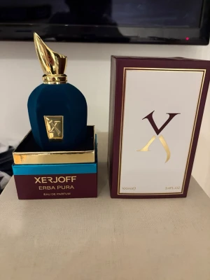 Xerjoff Erba Pura Eau de Parfum - Lyxig parfym från Xerjoff med en unik flaska och elegant förpackning. Volymen är 100 ml. Tillverkad i Italien. Perfekt för dig som vill sticka ut med stil.