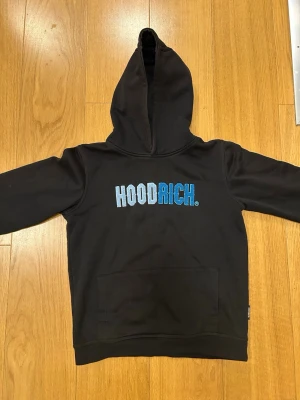 Hoodrich hoodie - Säljer en snygg Hoodrich-tröja i mycket gott skick. Modern streetwear-design med bekväm passform och mjukt material som är skönt att bära hela dagen. Tröjan har tydliga Hoodrich-detaljer som ger en trendig look och passar perfekt till både jeans och mjukisbyxor. Ett måste för dig som gillar stilren och urban stil.