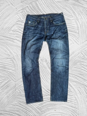 Selvedge Jeans Blåa - Sjuka selvedge jeans i storlek W33L34, Ytterbenslängd 110cm, midjemått 45cm – enkla att matcha och sköna att bära. Ett stilrent val, noggrant utvalt med omsorg av A.M.C!  📩 Frågor? Hör gärna av dig! 📲 Följ oss här på Plick för fler uppdateringar. ♻️ Tack för att du handlar mer hållbart med A.M.C Archive!