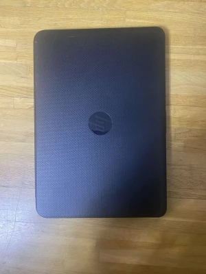 HP Laptop Intel Inside - HP laptop med Intel Inside-processor, nordisk tangentbordslayout och klassisk svart design. Skärmen och tangentbordet ser ut att vara i gott skick, med mindre yttre slitage. Perfekt för studier, arbete eller surf. Säljs utan synliga större defekter.