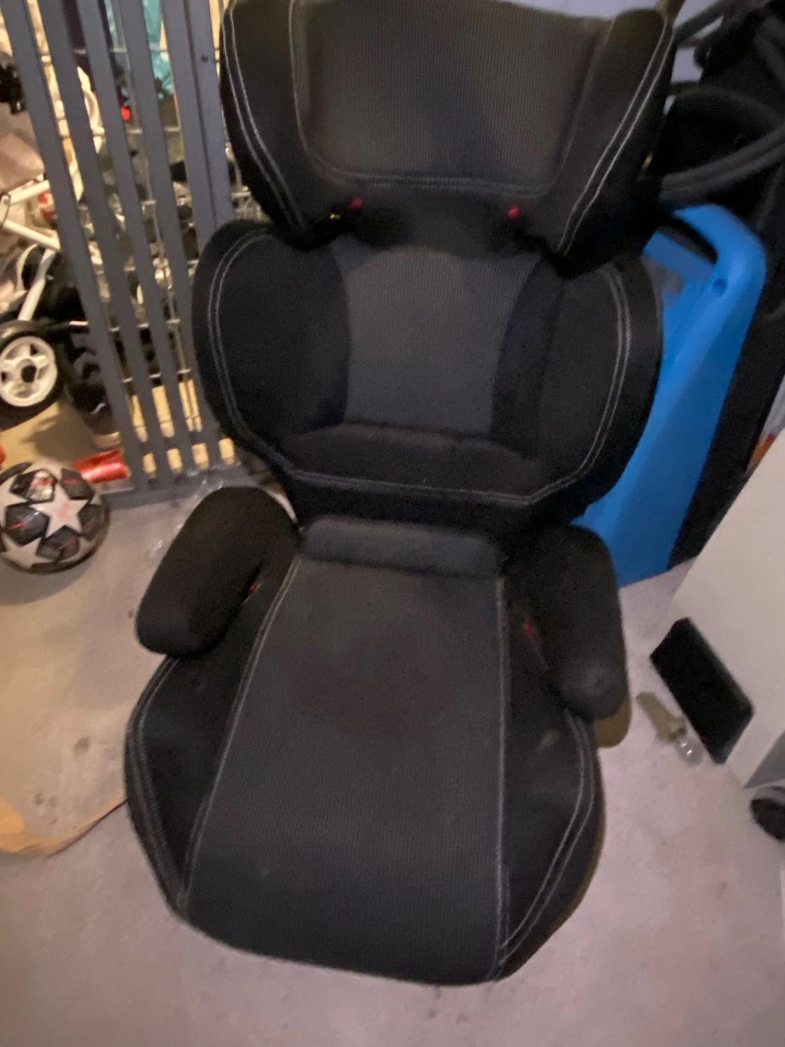 Svart rutig bilbarnstol med armstöd - 4