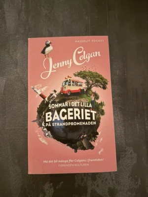 Sommar i det lilla bageriet på strandpromenaden - En charmig och lättläst roman om Polly, som driver ett bageri vid Cornwalls kust. Perfekt för dig som gillar romantik, vänskap och småstadsliv med inslag av humor och värme. Passar unga vuxna som vill drömma sig bort till sommar, hav och nybakat bröd.