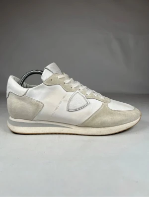 Philipe model trpz - Feta modells till en riktigt fin prislapp. Skorna är i bra kondition då den enda märkvärdiga defekten finns vid skosnören men är enkla att fixa bort. Startpriset börjar på 1299kr men priset är inte hugget i sten