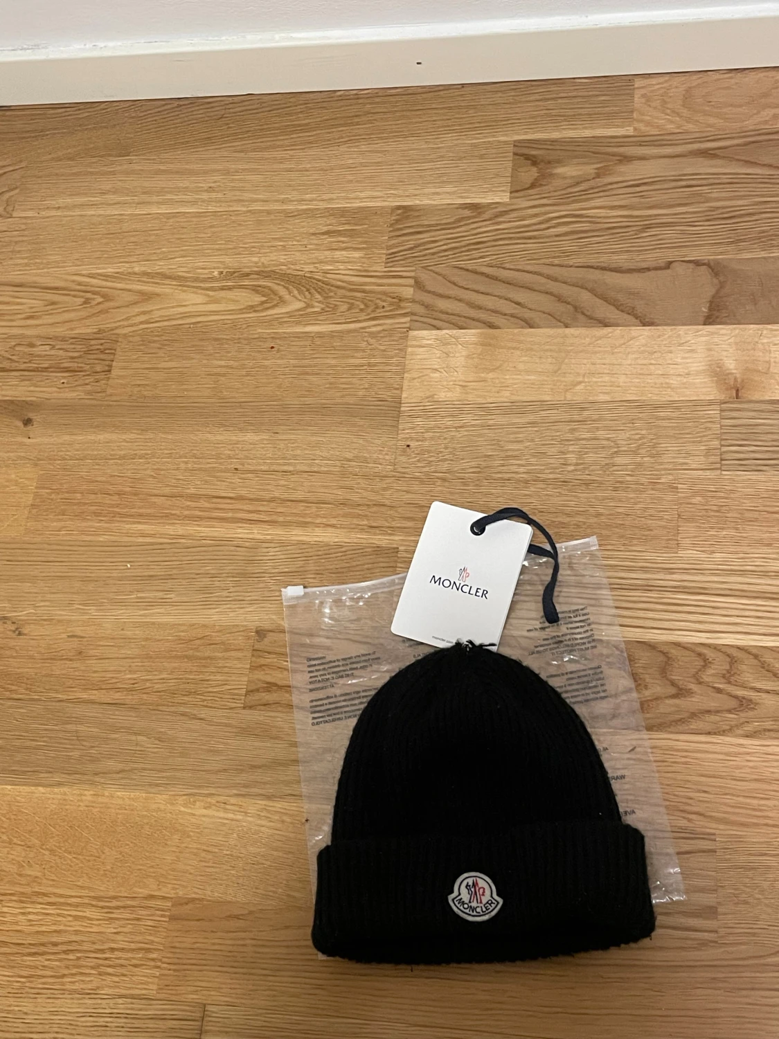 Svart Moncler mössa  - 2