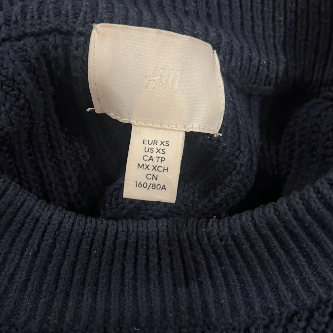 Mörkblå stickad tröja från H&M