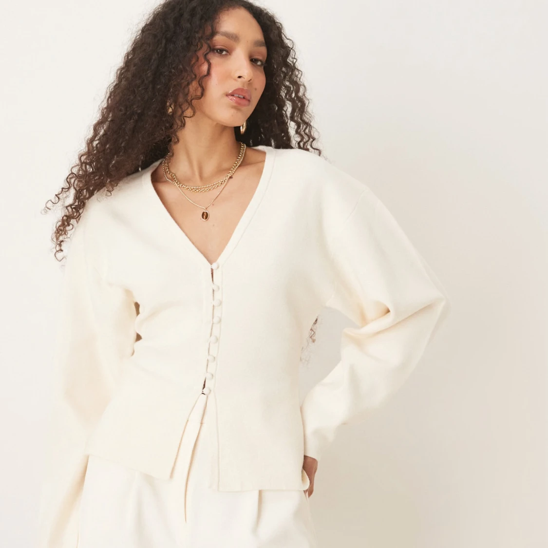 Beige kofta med v-ringning från Gina Tricot - 3