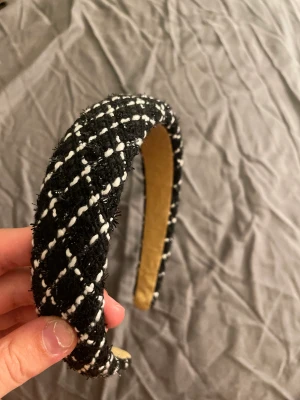 Diadem - Jätte fint och gulligt diadem, köpt här på Plick men har ej använt då jag inte tycker att jag passar i det💕💕