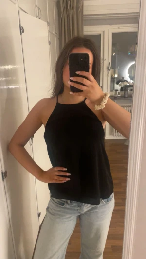 Svart fest topp  - Säljer en svart linne topp med smala axelband