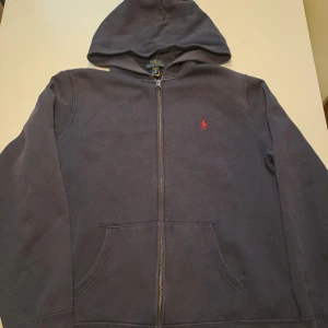 Ralph Lauren zip hoodie - Tröja från Ralph lauren i storlek 170 (barn xl) Använd men väldigt bra skick, köpt ifrån kidsbrandstore. 