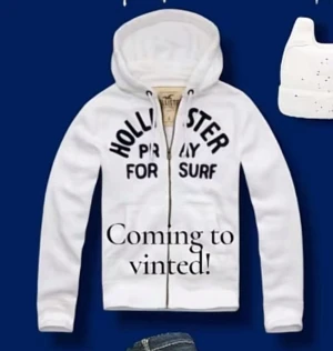 Vit hoodie från Hollister stl L - Fösta bilden är tagen från tik tok men det är exakt samma modell. Den är så gott som aldrig använd och har ingen defekt heller. Jag säljer den för 700kr men priset är diskuterbart.Alltså är detta en fet hollister tröja som är både mysig varm och snygg.